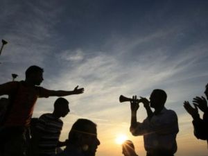 احتفال باحد الاعراس على شاطئ في غزة