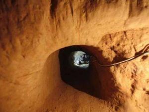 النفق كان يستخدم لتهريب الاسمنت 