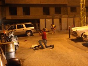 شاب لبناني يطلق صاروخا مضادا للدروع من احد احياء برج ابي حيدر
