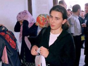 طالبات تركيات يخلعن الحجاب قبيل دخولهن الى الجامعة 