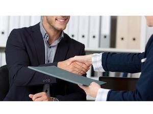 أن أكثر من نصف المجيبين (51,3٪) يعتقدون بأن الراتب العالي أكثر أهمية من الإدارة الجيدة (12,7٪)