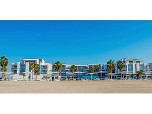 يحتضن المنتجع 117 غرفة و 15 فيلا فاخرة مع أحواض سباحة خاصة، وتتمتّع كل غرفة وجناح وفيلا بديكورات فاخرة حافلة بالألوان الهادئة، والإضاءة الطبيعية والمساحة الواسعة.