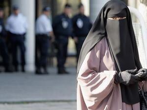 يقول دعاة حظر النقاب في الأماكن العامة إن هذا القانون ضروري لأسباب أمنية