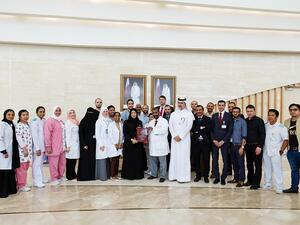 سعادة الدكتورة حنان محمد الكواري، وزير الصحة العامة، وأعضاء فريق برنامج دعم الحياة الخارجي للمرضى (ECMO) في مؤسسة حمد الطبية. 