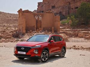 تمتاز سانتافي بهندسة داخلية أنيقة ومتكاملة، تمّ فيها دمج مكونات التقنية العالية في تصميم يشبه تقريباً التصميم المزدوج لمقصورة القيادة.