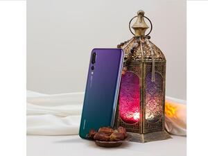 سواء كان الشخص الذي تحبون من عشاق السفر أو التصوير الفوتوغرافي، فإن هاتف HUAWEI P20 Proسيضمن له تجربة تصوير لا يعلى عليها؛ فهو مزوّد بتكنولوجيا التعرّف على المشهد والأجسام بالوقت الحقيقي مدعومةً بالذكاء الاصطناعي.