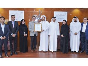 عامر علي، المدير التنفيذي لسلطة مدينة دبي الملاحية" أثناء تسلم شهادة آيزو: 31000:2009