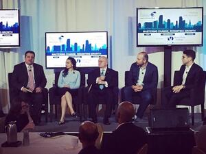 ستافروس يانوكا، الرئيس التنفيذي لمؤتمر "وايز" (على اليسار)، يدير ندوة حول مهارات القرن الحادي والعشرين أثناء المنتدى الاستراتيجي الدولي الذي عُقد بمدينة ميامي. 