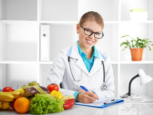 من المهن الأقرب لشخصية برج السرطان أخصائي تغذية

