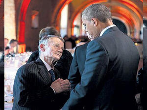 جميلوف الى جانب الرئيس باراك اوباما 