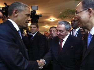 اوباما وكاسترو يتبادلان التحية لدى افتتاح قمة الاميركيتين