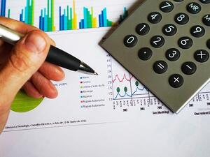 How can you make financial decisions today that don’t backfire in a few years? Here's a 5-step guide to ensure you’re not willingly walking into a financial trap. (Pexels)