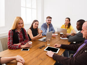 المرأة في برج العقرب تتميزُ بالذكاء في التعامل مع الناس

