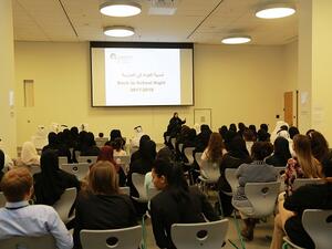 السيدة سعاد الكندي، مدير أكاديمية قطر- مشيرب، تتحدث إلى أولياء الأمور خلال فعالية "العودة إلى المدرسة"