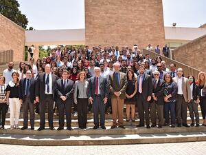 السفيرة ريتشارد والرئيس خوري يتوسطان الإداريين والطلاب