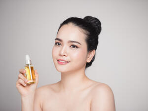 يحتوي زيت الزيتون على مجموعة من الخصائص الرائعة للبشرة