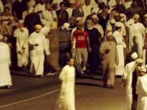 متظاهرون عمانيون يتجمعون خلال تظاهرات في صحار
