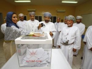 العمانيون ينتخبون اعضاء مجلس الشورى