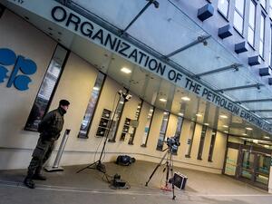 An Austrian soldier stands guard outside the OPEC headquarters in Vienna on November 29, 2016. (Joe Klamar/ AFP)