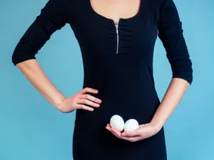 تمرّ المرأة في منتصف عمرها بسن اليأس والذي فيه تتوقّف الدورة الشهرية