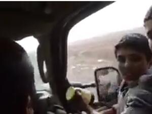  طالب الأطفال النازحين بترديد عبارتي "لبيك يا حسين لبيك يا علي" 