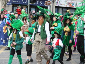 The first St. Patrick's Day parade took place in Boston, organized by 27 Irish immigrants in 1737. (ba-bamail.com)