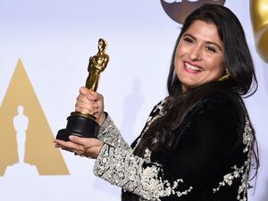 Director Sharmeen Obaid-Chinoy poses with her Oscar for Best Documentary Short Subject during the 88th Oscars in Hollywood on February 28, 2016.  (AFP/Robyn Beck) 