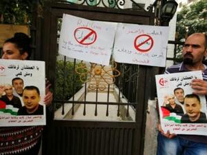 تظاهرة فلسطينيين امام مقر الصليب الاحمر في رام الله بالضفة الغربية دعما للمعتقلين المضربين عن الطعام في سجون اسرائيل

