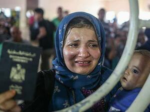 فلسطينية على معبر رفح بانتظار سماح الاشقاء المصريين لها بالمرور