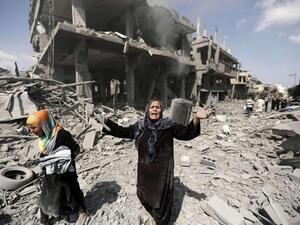 A Palestinian woman reacts at seeing destroyed homes in the northern district of Beit Hanun in the Gaza Strip during an humanitarian truce on July 26, 2014. (AFP/Mohammed Abed)