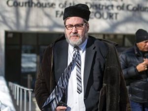 حاخام أميركي كان يصور نساء يهوديات عاريات خلسة مهدد بالسجن