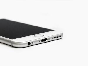 Possible battery problems on iPhone 6S may stop the device from running or shut it unexpectedly. (Pixabay)