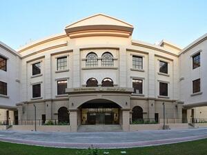 حرصت الجامعة على أن تكون مرافق المبنى مصممة وفق أرقى المعايير العالمية العصرية لتوفر بيئة تعليمية مشجعة ومناسبة ومريحة لطلبة الجامعة وتوفر لهم مختلف احتياجاتهم العلمية.