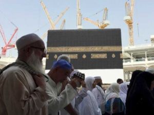 مليون حاج يصلون الأراضي السعودية لأداء مناسك الحج