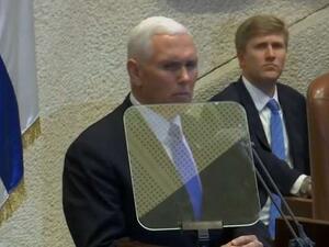 ورفع النواب العرب لافتات احتجاجية وصورا للقدس تعبيرا عن رفضهم لزيارة بينس للمدينة المحتلة 