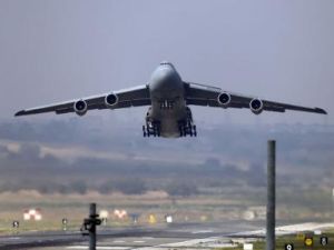 طائرة شحن عسكرية أمريكية تقلع من قاعدة انجيرليك في تركيا
