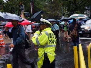 مسلحا يستقل سيارة اعترض الإمام ومساعده قرب المركز الإسلامي