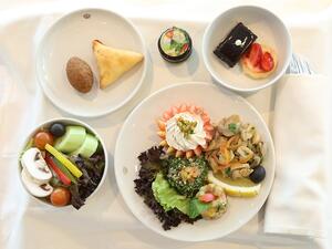 الوجبات الجديدة تتكون من الأجبان والمقبلات والحلويات، بالإضافة إلى المياه المعدنية والعصائر. 