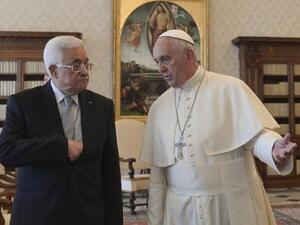 البابا خلال استقباله عباس
