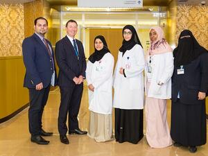 أطباء من قسم الأورام التناسلية والتنظير المهبلي بمؤسسة حمد الطبية يستقبلون المرضى في العيادات الخارجية بمركز صحة المرأة والأبحاث
