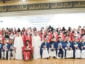 الوزير أحمد عبد المحسن المليفي ونائب رئيس مجلس إدارة البنك ورئيس لجنة البنك والمجتمع لدى بنك الكويت الوطني ناصر مساعد الساير مع الطلبة المتفوقين