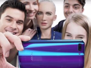 تحتفل هونر وصوفيا بتعاونهما معاً من خلال مقطع فيديو يظهر الروبوت فيما تستخدم صوفيا هاتف Honor10 وتستعرض وظائفه الرائعة في التصوير باستخدام تقنيات الذكاء الاصطناعي.