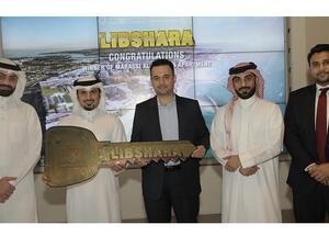 الفائز مع السيد صباح الزياني وممثلين من بيت التمويل الكويتي – البحرين ومراسي البحرين.