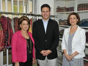 السيدة ليلى قعوار غريب، رئيسة جمعية إنعاش، والدكتور كريم الصلح، الرئيس التنفيذي في جلف كابيتال، والسيدة ليلى بيسات، جمعية إنعاش