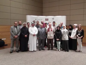 جانب من الحضور يحيط بالأستاذ توماس ألتمان، خبير الليزر والضوء الأمريكي