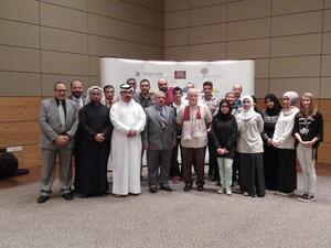 جانب من الحضور يحيط بالأستاذ توماس ألتمان، خبير الليزر والضوء الأمريكي