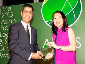 2-	راشد عبدالله، نائب الرئيس الأول ومدير عام موانئ دبي العالمية - آسيا المحيط الهادئ يتسلّم الجائزة في هونج كونج.