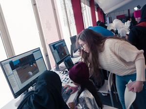 يُعد تطبيق "أليس الشرق الأوسط" منصة تعليمية تفاعلية، تُساعد الأطفال على تعلّم أساسيات البرمجة.