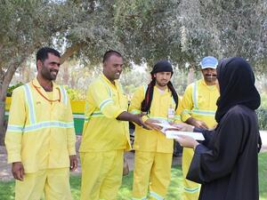 قامت الهيئة بتوزيع قسائم مشتريات على العمال في المطار