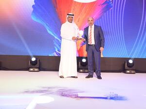 تسلم الجائزة الأستاذ أمجد الحسيني المدير التنفيذي لمكتب أجيب دبي، من خلال سعادة السيد أحمد محبوب مصبح مدير جمارك دبي.